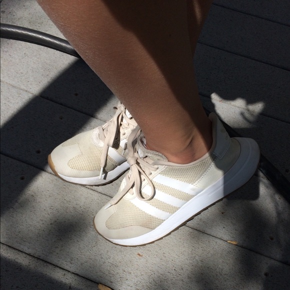 ADIDAS CREAM/TAN SHOES-SIZE 6 WOMENS - Picture 2 of 5